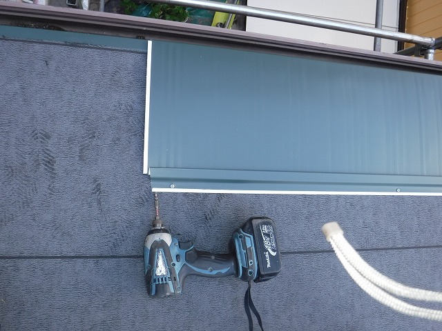 屋根材をビスで固定